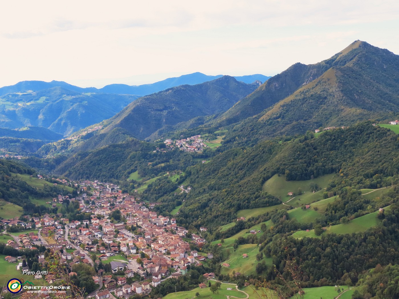 21 Zoom verso Monte Gioco con Serina e Lepreno baciati finalmente dal sole.JPG